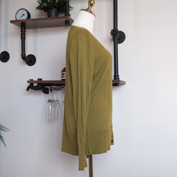 Essential Mossimo fitted V-Neck Cardigan in Olive Green - Picture 3 of 7
